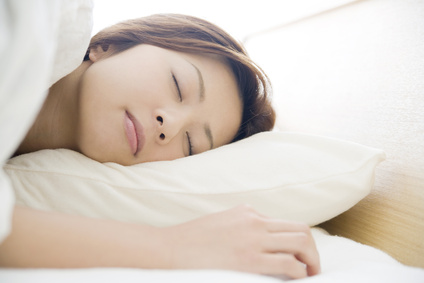 寝ている時の不自然な姿勢が寝違えの原因です