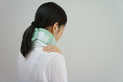 強い衝撃を受けて首に大きな負担がかかる事が原因です